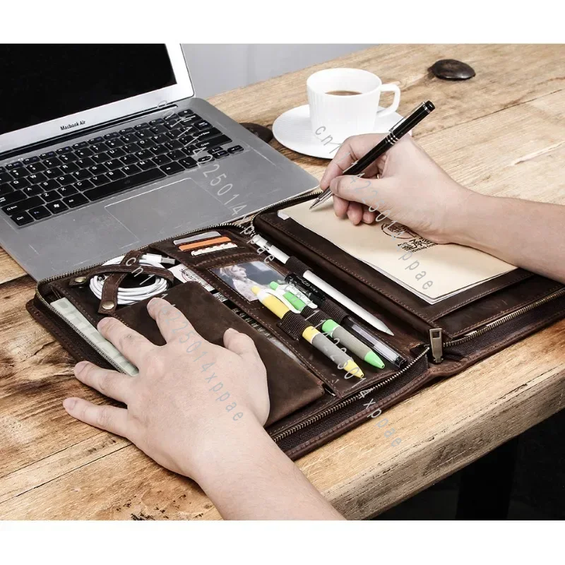 Tech Accessories For A Tablet - 펜 슬롯이 있는 아이패드용 액세서리 가죽